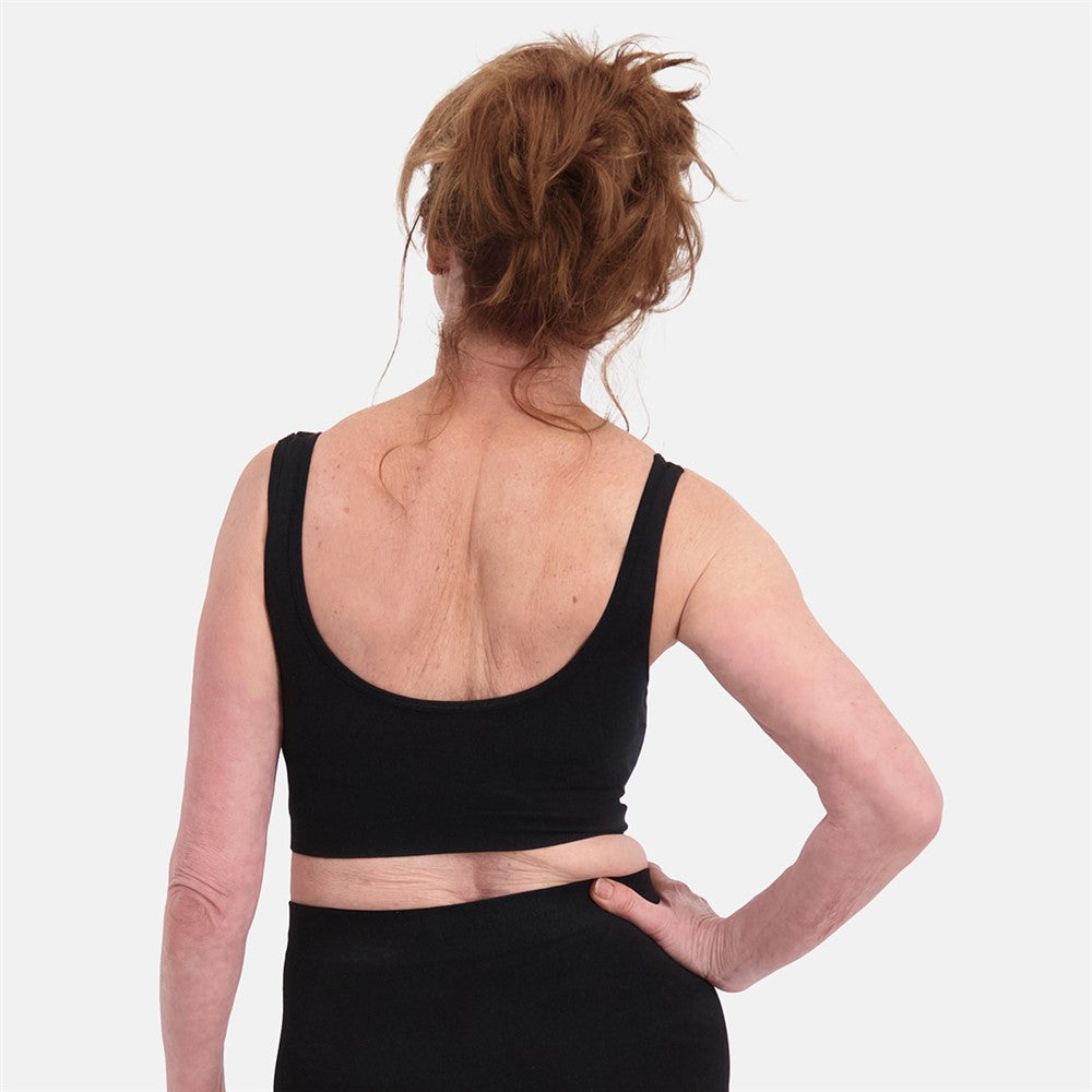 Kvinde set bagfra iført en sort sømløs bh med åndbare bambusmaterialer og medium til stærk shaping, der sikrer en usynlig pasform til hverdag og fest, Sømløs Bambus BH 2-pak.