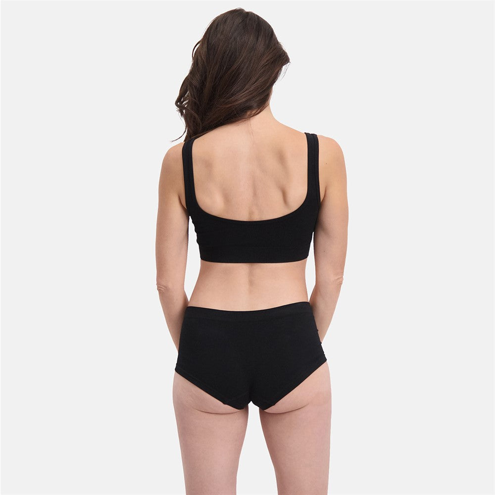 Kvinde set bagfra iført Sømløs Hipster trusse 2-pak i sort med usynlig pasform og åndbare bambusmaterialer, designet til medium til stærk shaping til hverdag og fest.